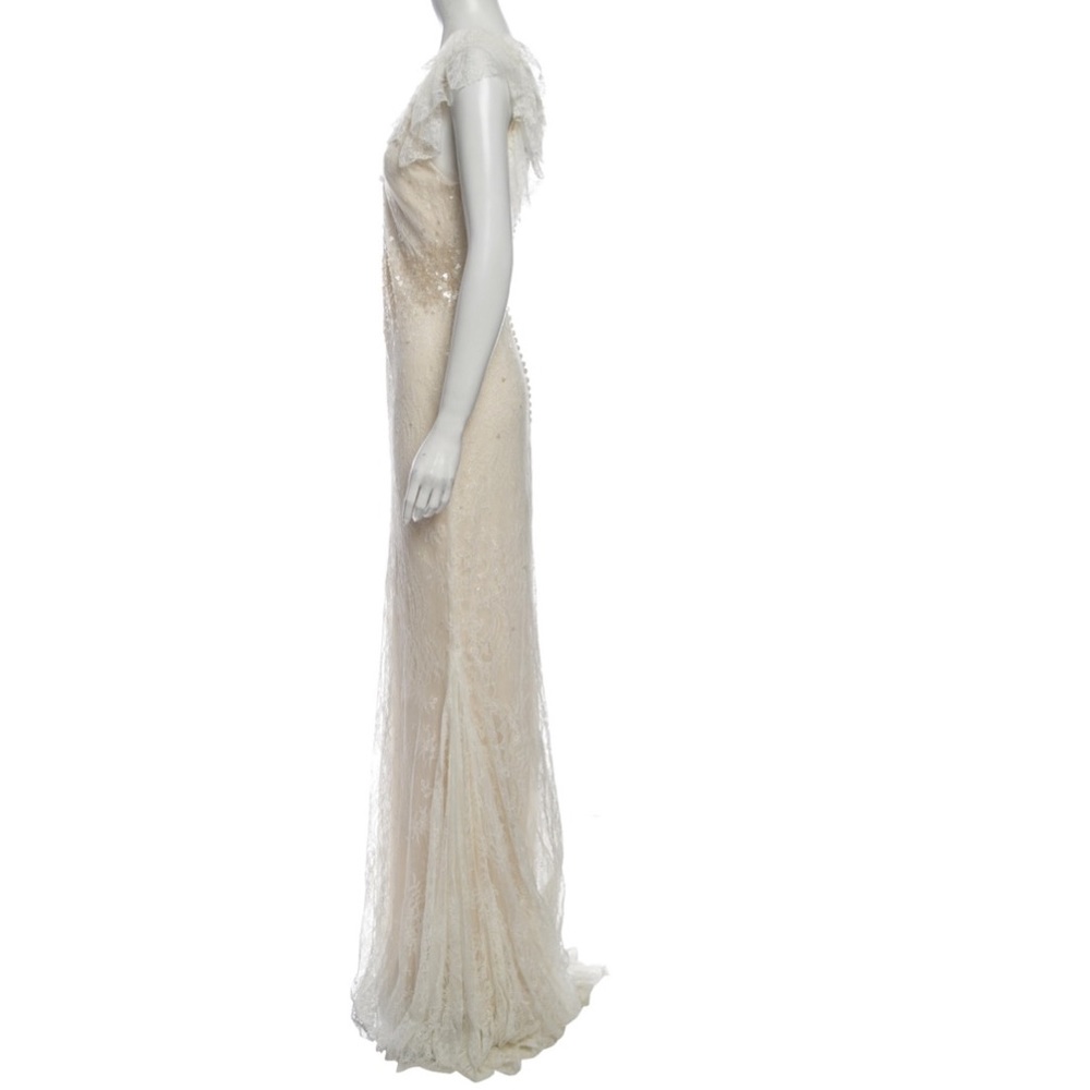 Vera Wang Ivory Embroidered Lace Wedding Gown;US 8 - Picture 2 of 11